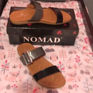 🌸EUC🌸 Black & Gray/Silver Sandals